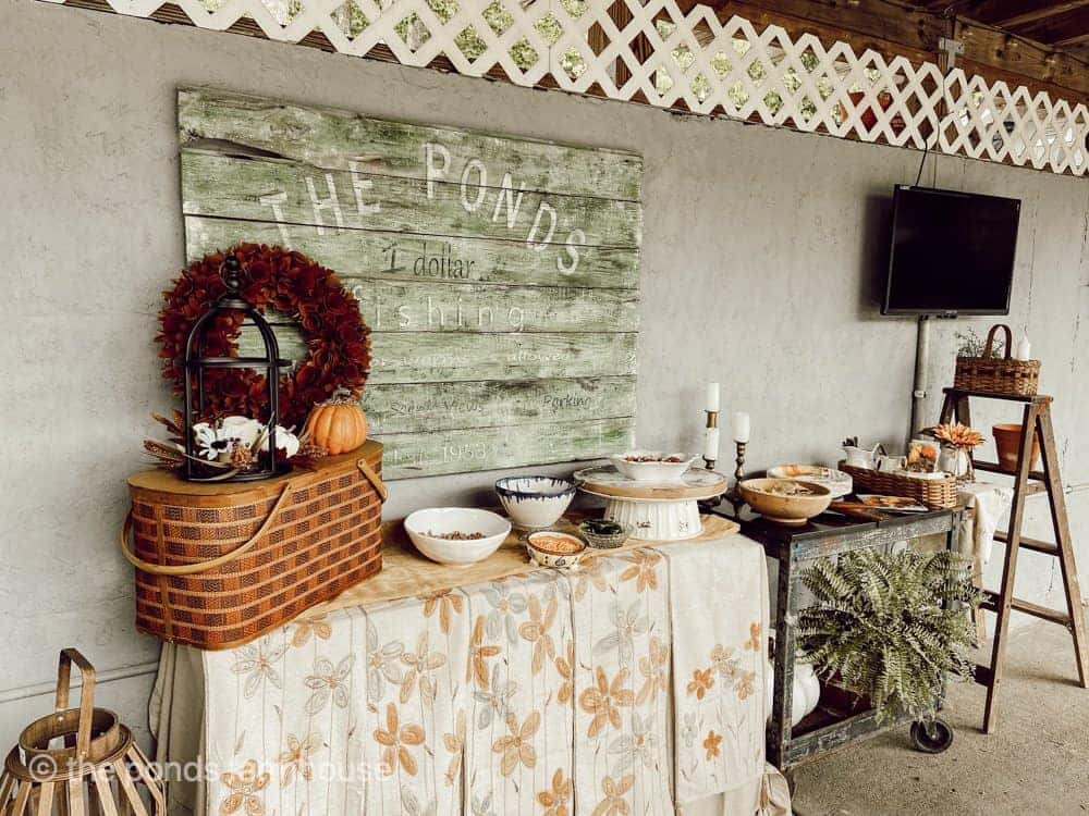 What Decorations to Use on a Buffet Table: