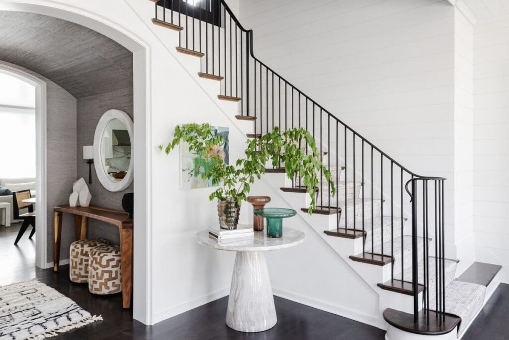 Style Ideas For Different Foyer Table Looks: